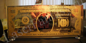 Деньги. Золотой доллар США. Необычные зеркала.