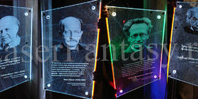 Стела из стекла для школы. Гравировка памятных портретов на прозрачном стекле: 900х700х440х12мм.