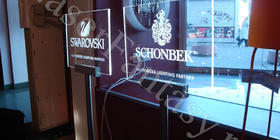Заказать фирменную табличку Swarovski и Schonbek из оргстекла с гравировкой и подсветкой логотипа: 600х500х8мм.