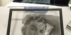 Памятная таблички из стекла для колумбария: 300х300х10мм с гравировкой портрета разным методом.