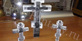 Гравировка на крестах из мрамора: распятие Христа, написание молитвы.