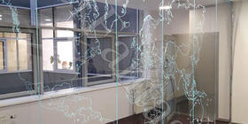 Гравировка карты мира большого размера 4500х2500мм на закалённом осветлённом стекле с  торцевой подсветкой.