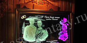 Гравировка фото молодоженов на зеркале: 100х600мм. Подсветка. Багет.