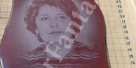 Малиновый кварцит с лазерной гравировкой. "Шокше"- царский камень. Портрет на памятнике (390х475мм)