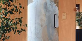 Офисные перегородки. Ума Турман. Панно из стекла. Лазерная гравировка на стеклянных перегородках. Лазерная гравировка фото на стекле. Стекло закаленное. Гравировка на стекле больших размеров