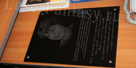 Памятная доска из черного стекла: 280х400х8мм. Еврокромка. Гравировка портрета и текста