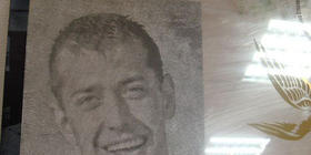 Фото на зеркале. Лазерная гравировка графического изображения