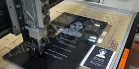 Мелкозернистый черный гранит. Изображение и текст выполнены лазерной гравировкой