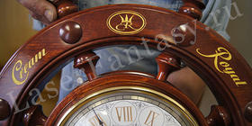 Гравировка на красном дереве. Штурвал-часы в подарок. Кондитерская "Крем Рояль"