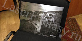 Металлическая картина с гравировкой трактора 400х300х2мм.