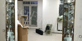 Оформление интерьера прихожей в загородном доме. Фото фонарей на стекле: 280х1800х8мм.